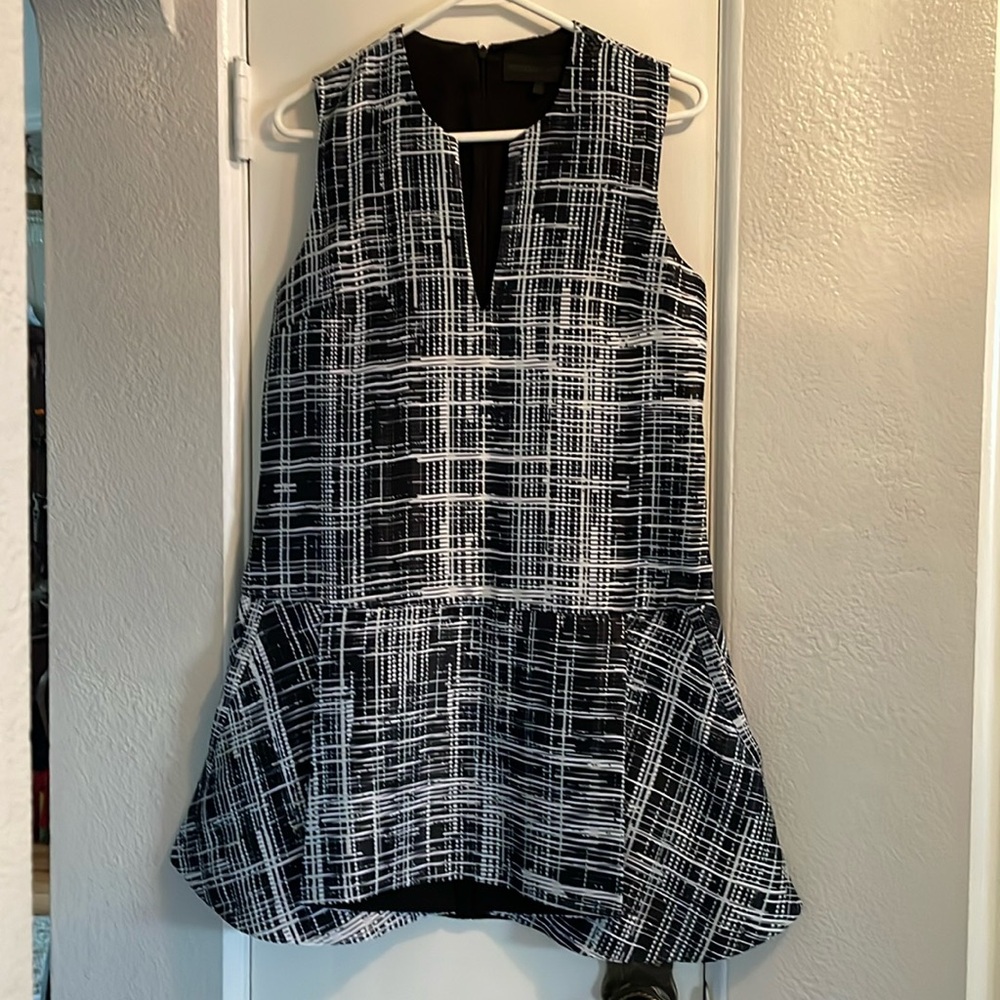 Kendall and Kylie, black and white dress